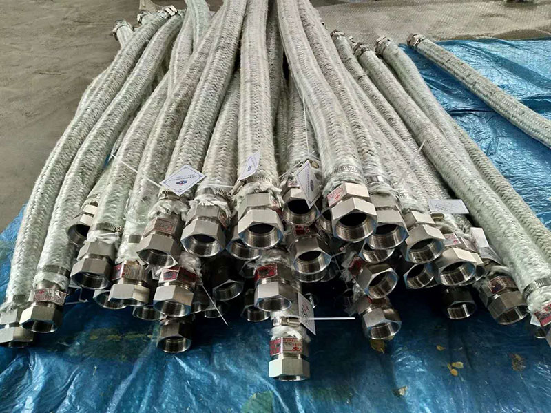 Thermal insulating metal hose